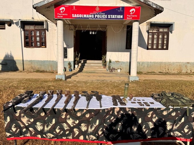 मणिपुर में दो प्रतिबंधित संगठनों के 5 उग्रवादी गिरफ्तार, हथियार बरामद