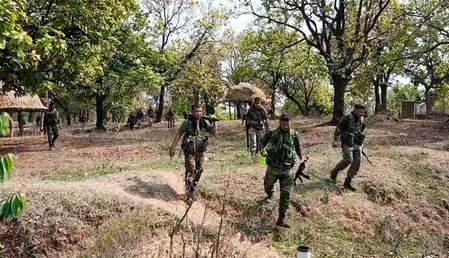 छत्तीसगढ़ के बीजापुर में सुरक्षा बलों और माओवादियों के बीच मुठभेड़