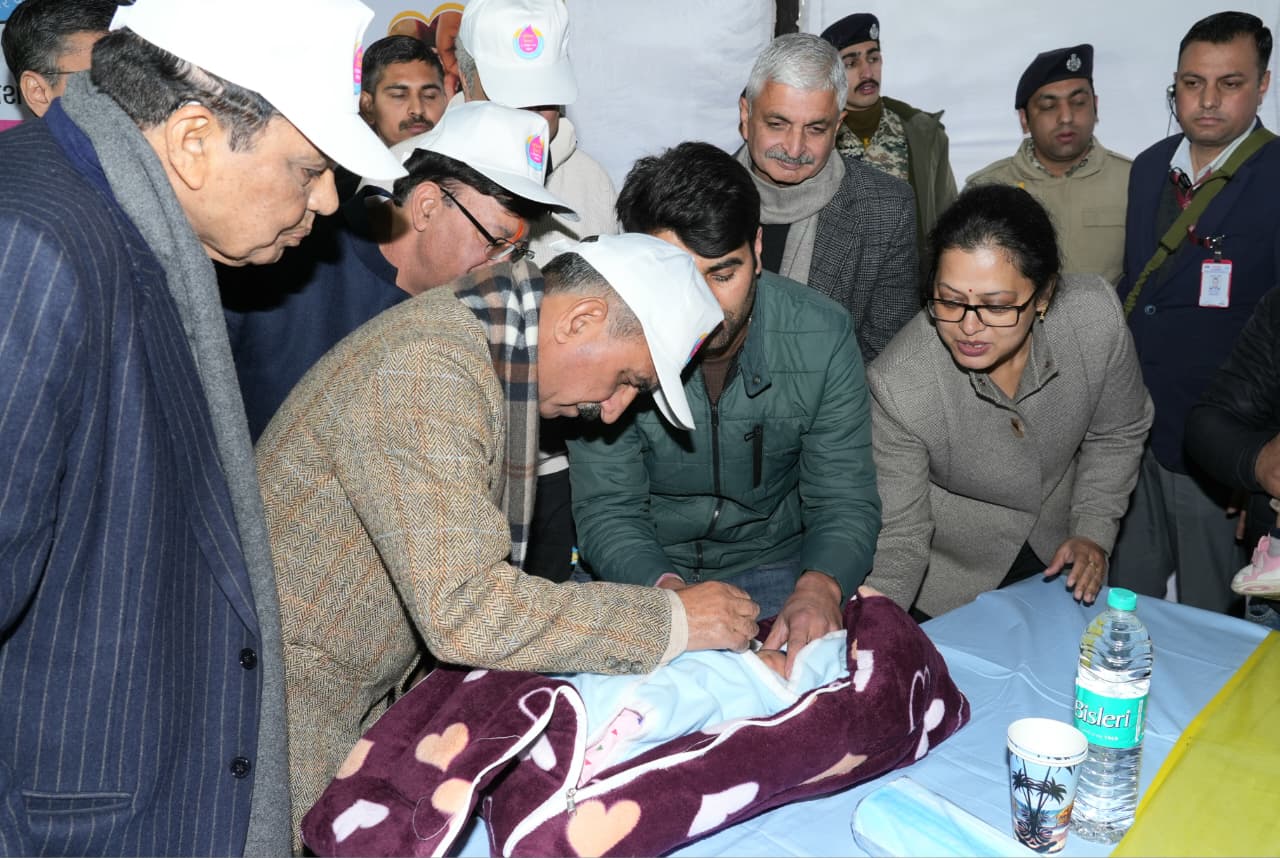 हिमाचल के मुख्यमंत्री ने 6 लाख बच्चों को पोलियो ड्रॉप्स पिलाने के अभियान की शुरुआत की