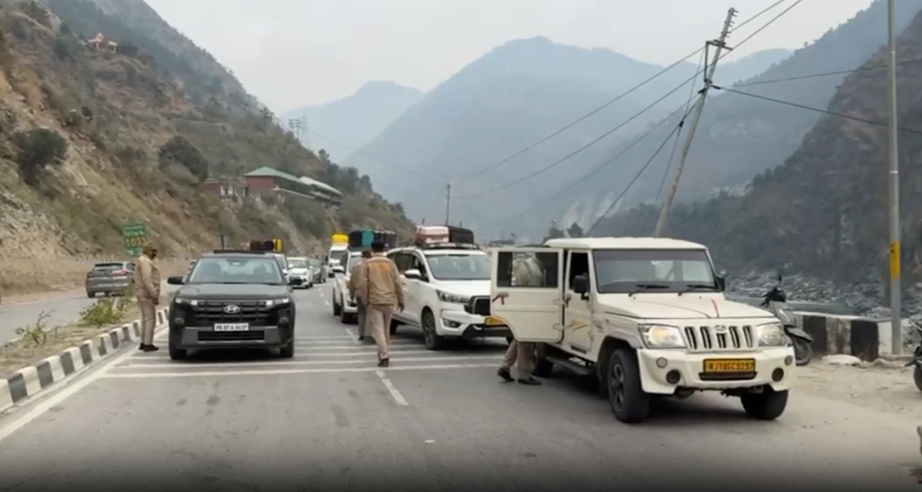हिमाचल प्रदेश में नए साल पर पर्यटकों का जमावड़ा, मंडी पुलिस सुरक्षा में तैनात
