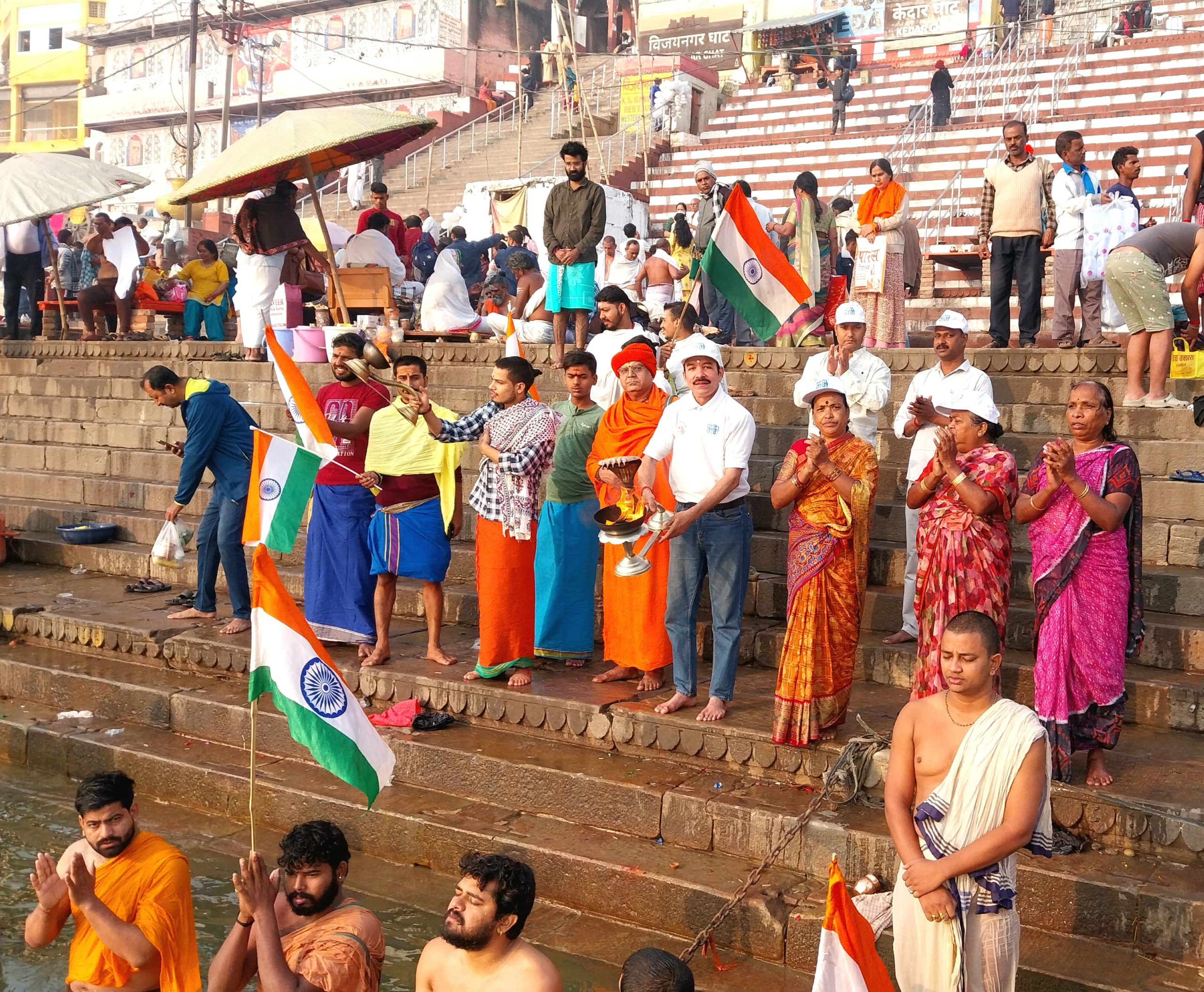 काशी तमिल संगमम 4.0 :  केदारघाट पर तमिल मेहमानों ने सोमवार को नमामि गंगे समूह के साथ मां गंगा की आरती की