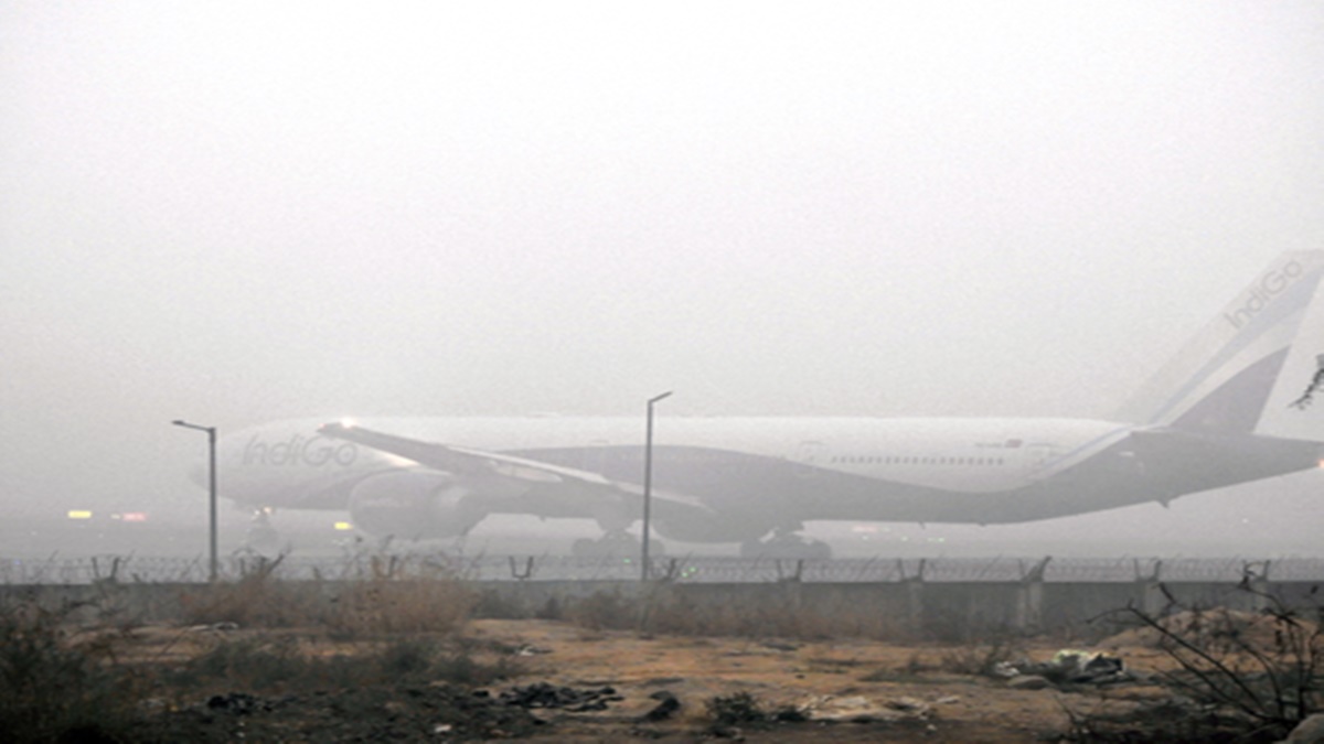 घने कोहरे का असर: AAI ने उड़ानों में देरी और रद्द होने की चेतावनी जारी की