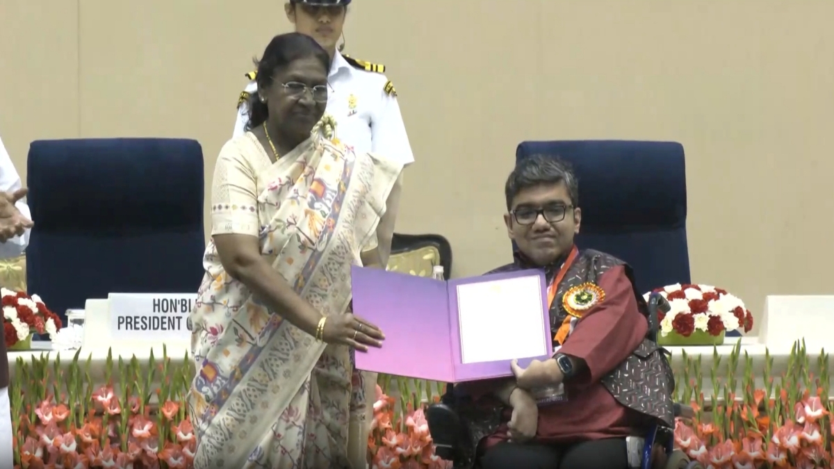 राष्ट्रपति द्रौपदी मुर्मु ने अंतरराष्ट्रीय दिव्यांगजन दिवस पर दिव्यांगजनों को राष्ट्रीय पुरस्कार से सम्मानित किया