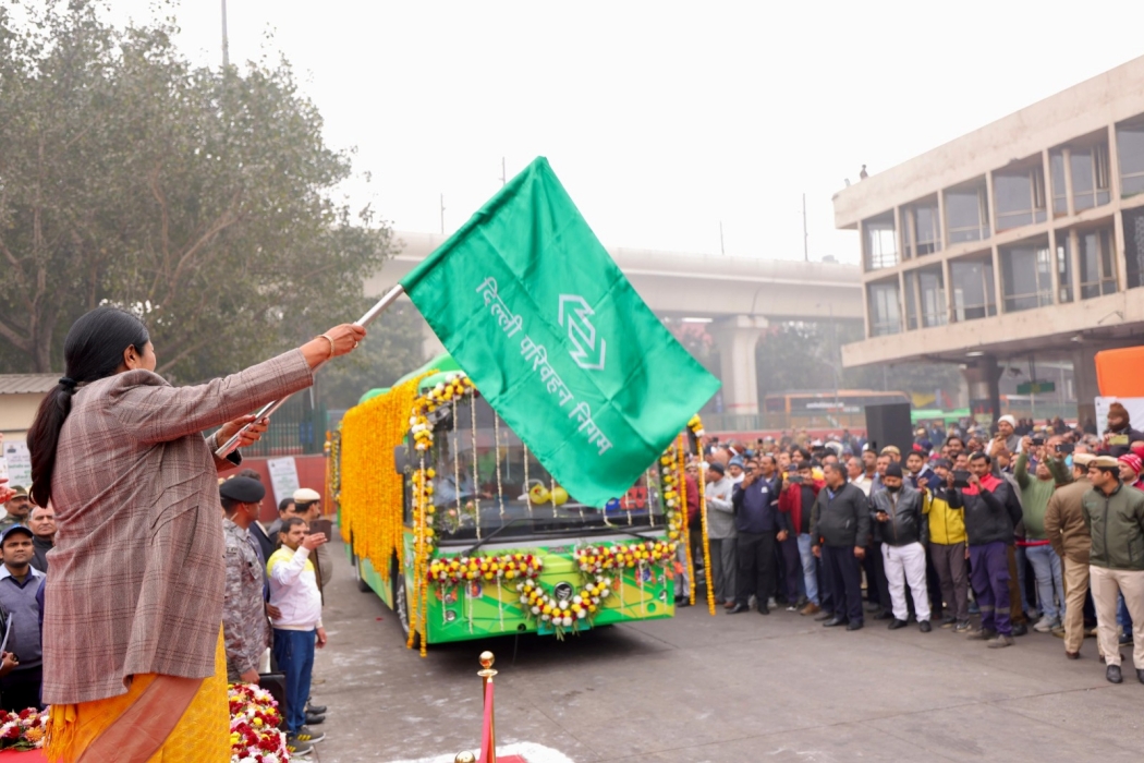 प्रदूषण मुक्त परिवहन की ओर दिल्ली, सीएम रेखा गुप्ता ने दिखाई 100 ई-बसों को हरी झंडी