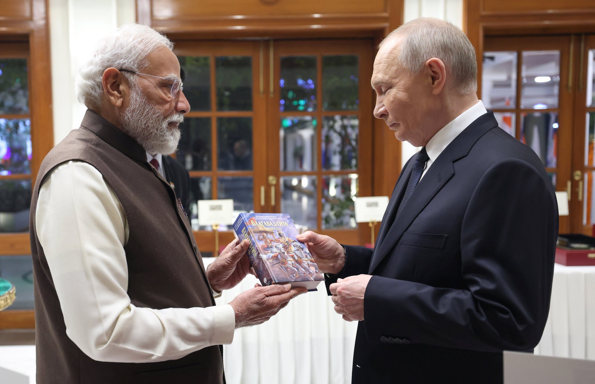 प्रधानमंत्री मोदी ने राष्ट्रपति पुतिन को गीता का रूसी संस्करण भेंट किया, कहा- यह ग्रंथ दुनिया को प्रेरणा देता है