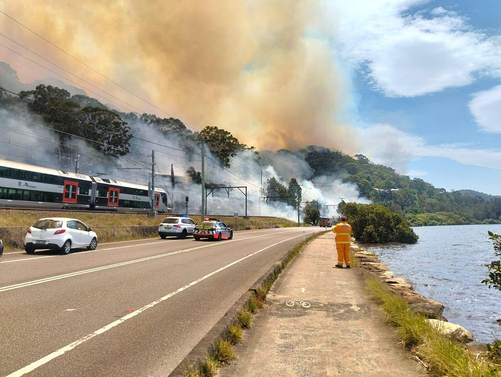 Australian bushfires raze homes in two states; firefighter dies