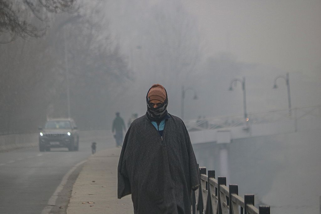 जम्मू-कश्मीर में कड़ाके की ठंड, साफ आसमान से गिरा न्यूनतम तापमान