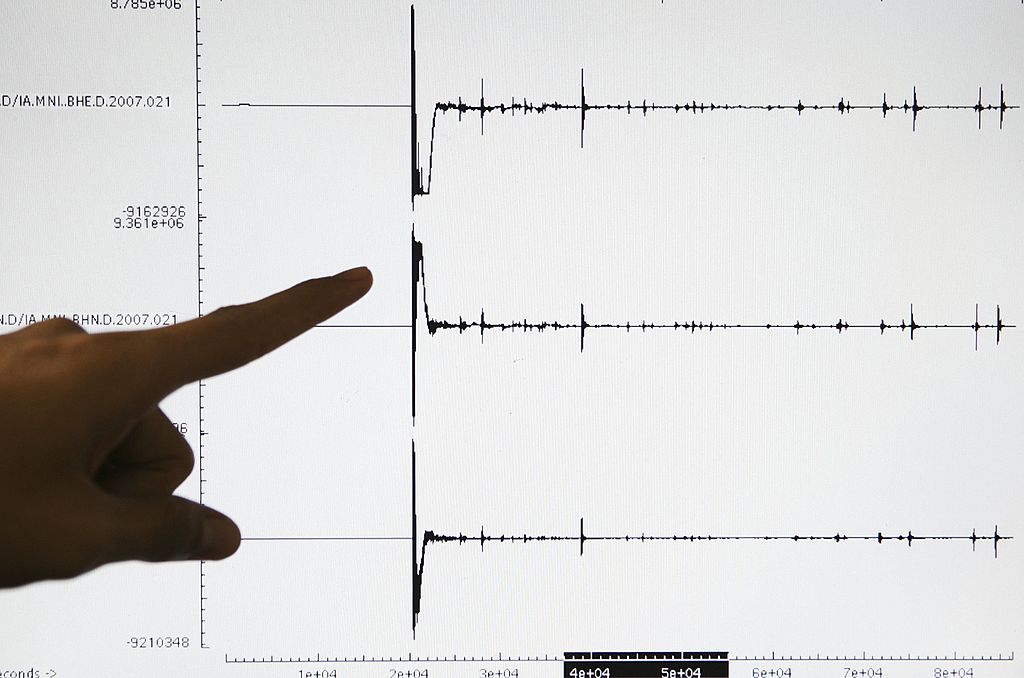 Japan lifts tsunami warning after 7.5-magnitude earthquake