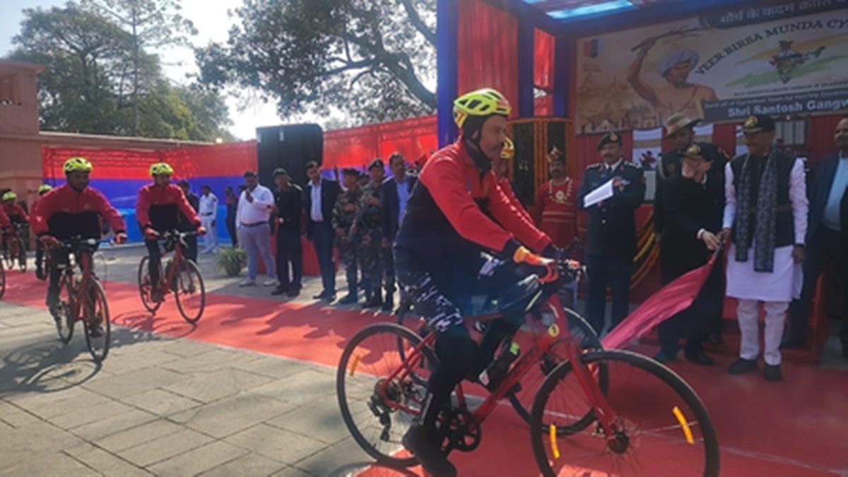 वीर बिरसा मुंडा साइक्लोथॉन का शुभारंभ: राज्यपाल और रक्षा राज्य मंत्री ने हरी झंडी दिखाकर किया रवाना
