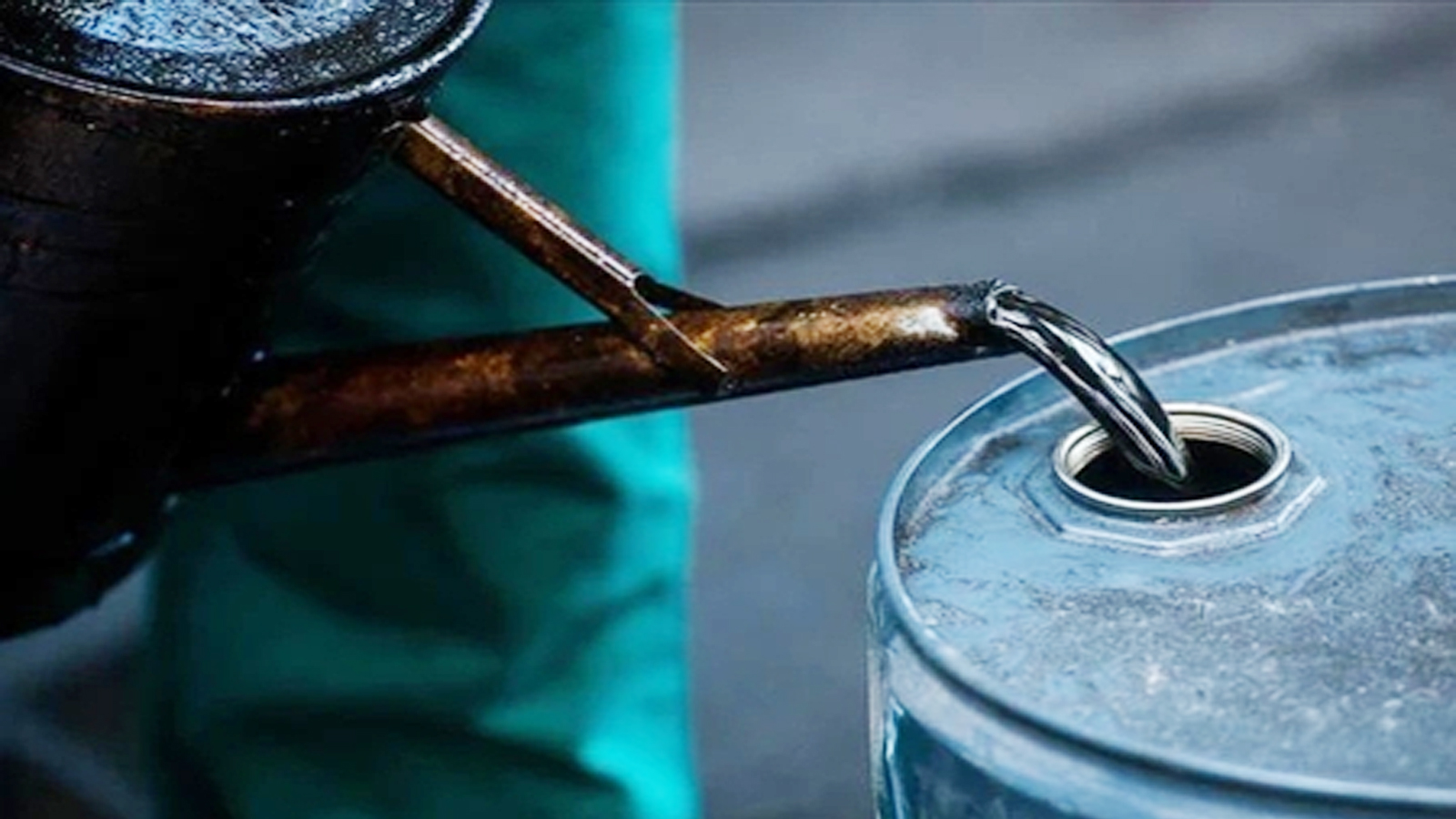 Saudi Arabia cuts January oil prices to Asia to five-year low