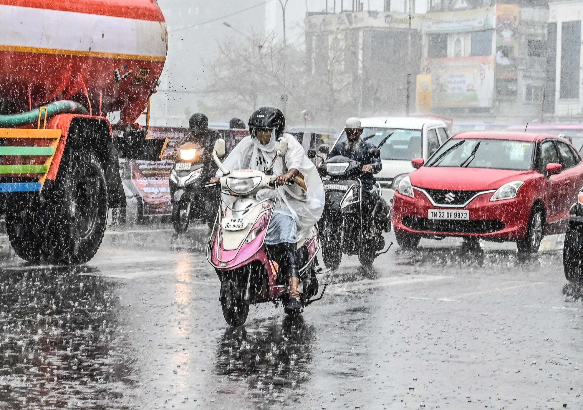 साइक्लोन ‘दितवाह’ का असर: तमिलनाडु में झमाझम बारिश, कई जिलों में स्कूल-कॉलेज बंद