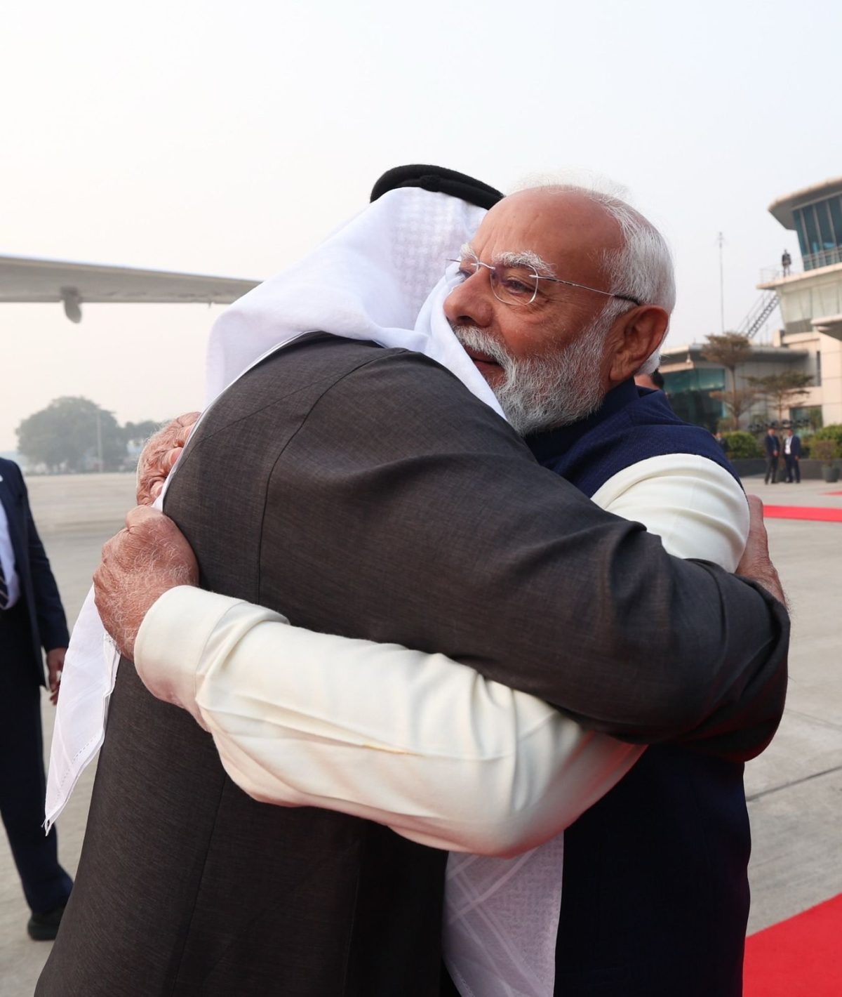 UAE के राष्ट्रपति पहुंचे भारत, पीएम मोदी ने किया स्वागत, कहा– अपने भाई को लेने पहुंचा