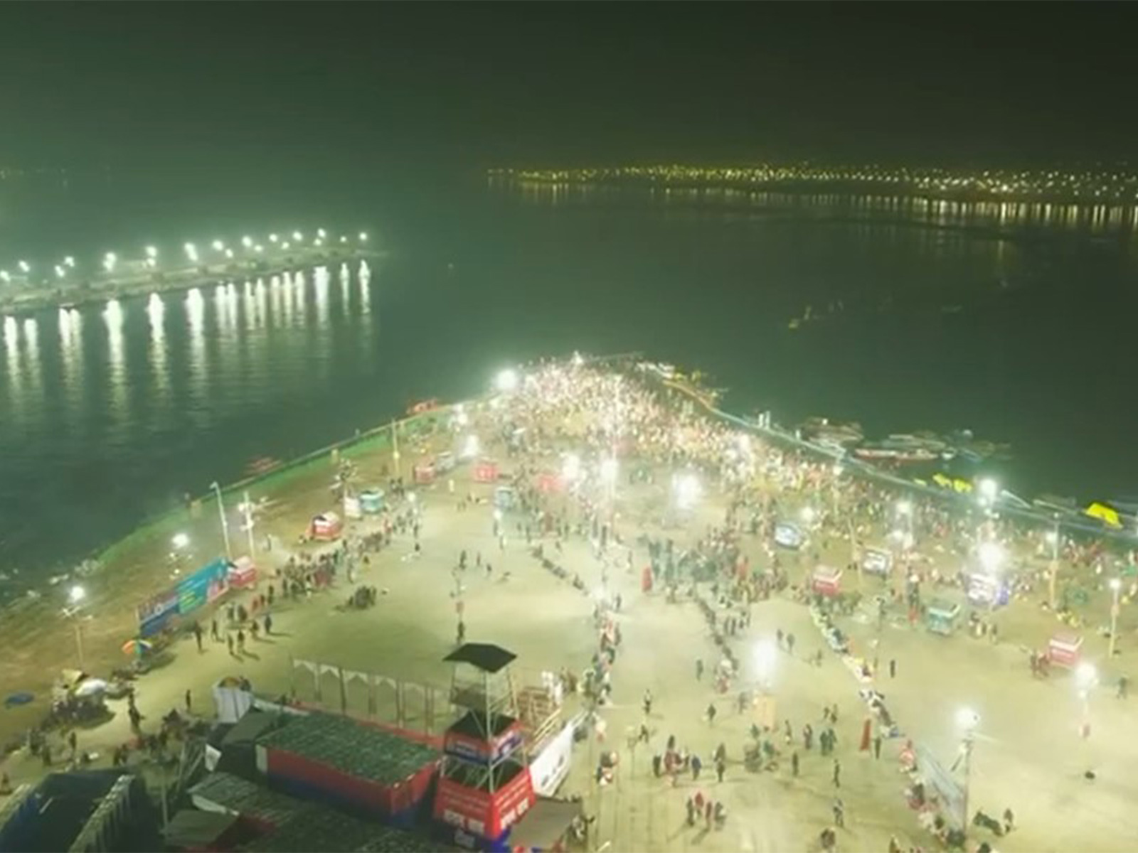 मकर संक्रांति पर अयोध्या और हरिद्वार समेत कई धार्मिक स्थानों पर श्रद्धालुओं ने किया नदियों में पवित्र स्नान
