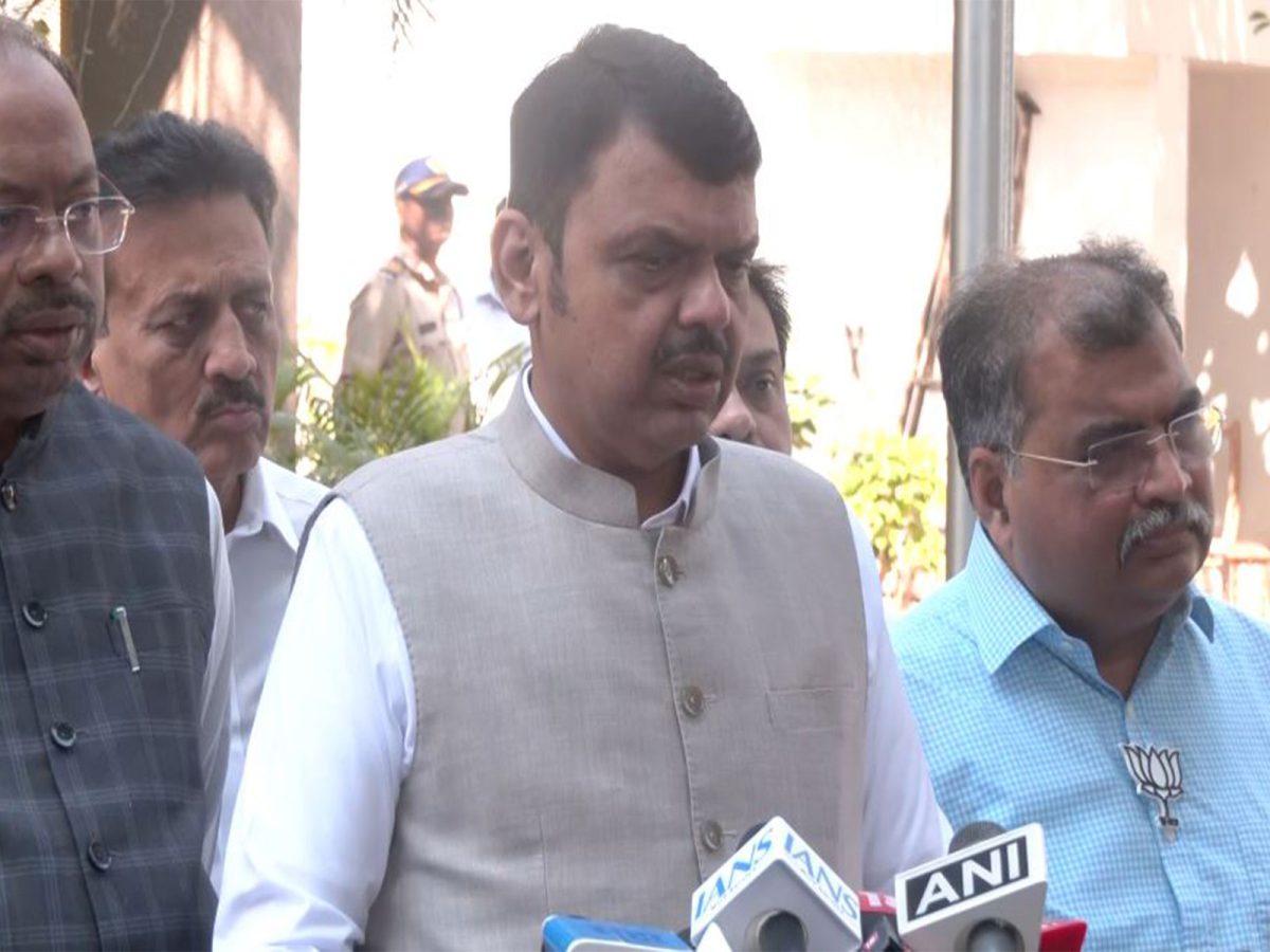 सीएम देवेंद्र फडणवीस ने अजित पवार के निधन पर सार्वजनिक छुट्टी और तीन दिन के शोक की घोषणा की