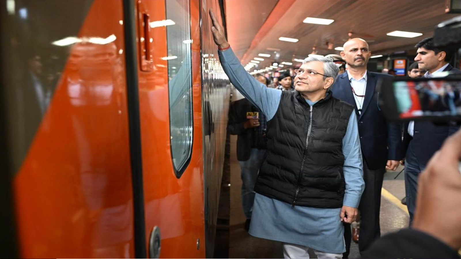 रेलवे अनधिकृत वेंडिंग सर्विसेज को रोकने के लिए क्यूआर कोड जैसे कदमों का कर रहा इस्तेमाल: रेल मंत्री 