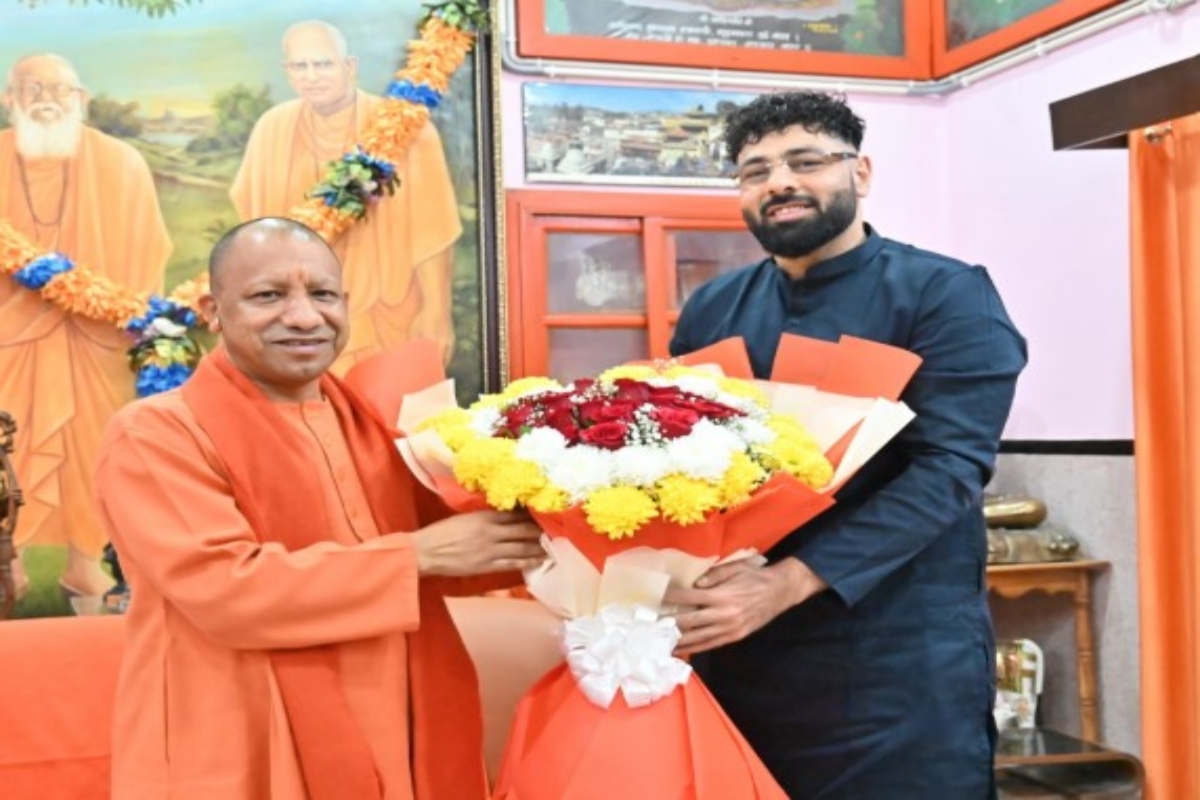 गोरखपुर महोत्सव में पहुंचे बादशाह, सीएम योगी से मुलाकात को बताया खास