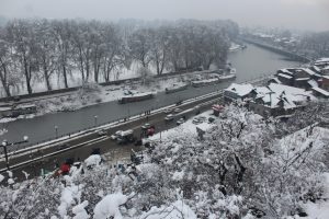 कश्मीर में बर्फ की मार: श्रीनगर में भारी हिमपात, एयरपोर्ट से बर्फ हटाने का काम जारी