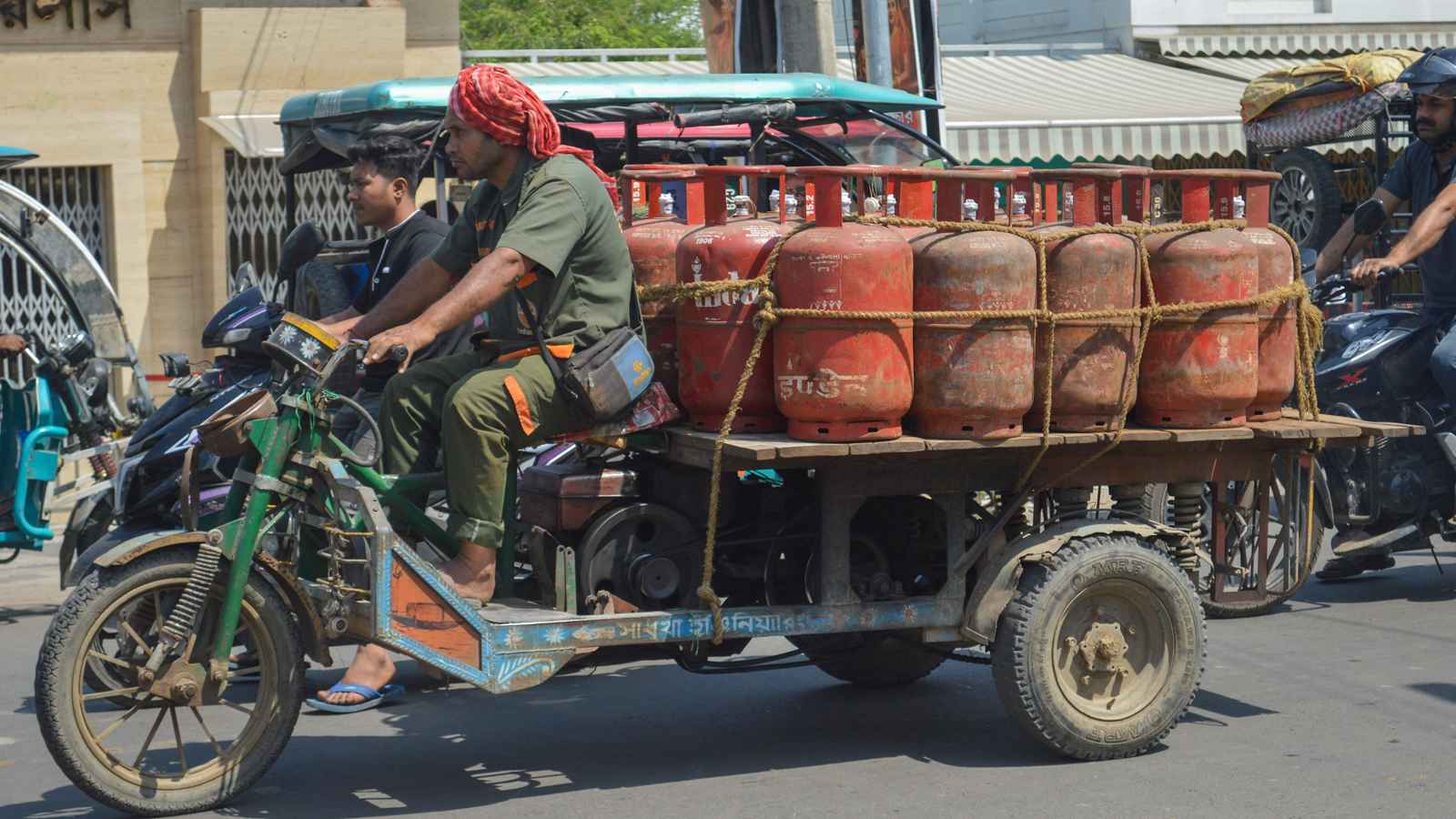 देश में घरेलू LPG सिलेंडरों की डिलीवरी सामान्य, ऑनलाइन एलपीजी सिलेंडर बुकिंग में 94 प्रतिशत की वृद्धि