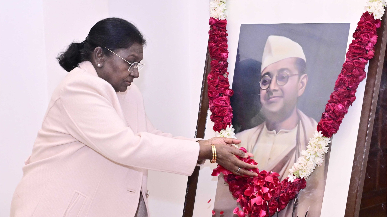 President Murmu pays floral tributes to Netaji Subhas Chandra Bose on Parakram Diwas
