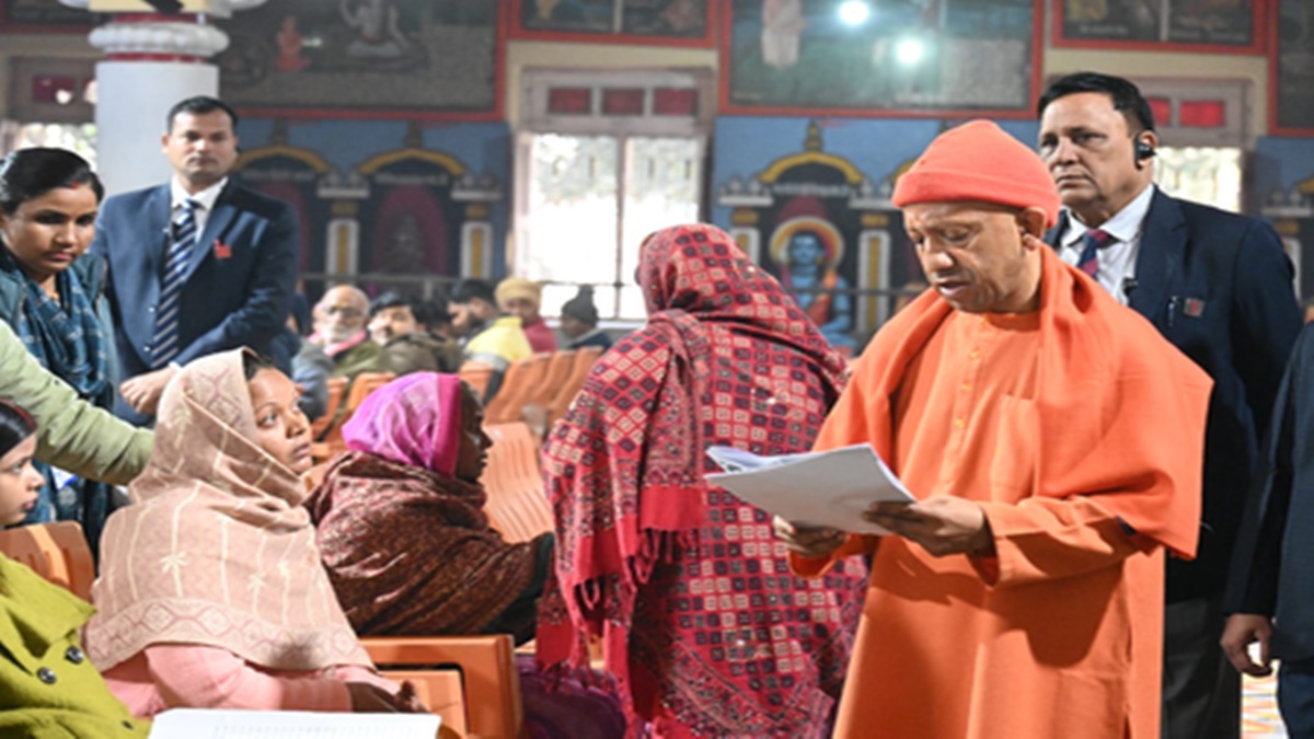 जनता दर्शन में सीएम योगी सख़्त, अफसरों को हर पीड़ित की समस्या सुलझाने के निर्देश