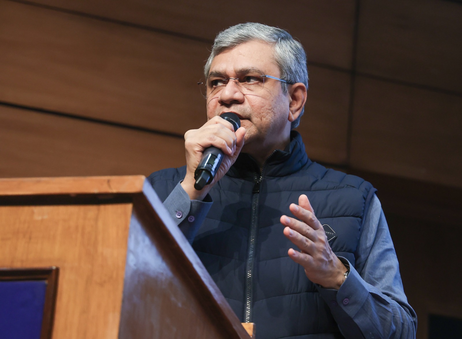 देश में जल्द चलेगी बुलेट ट्रेन, अश्विनी वैष्णव बोले- टिकट खरीद लीजिए