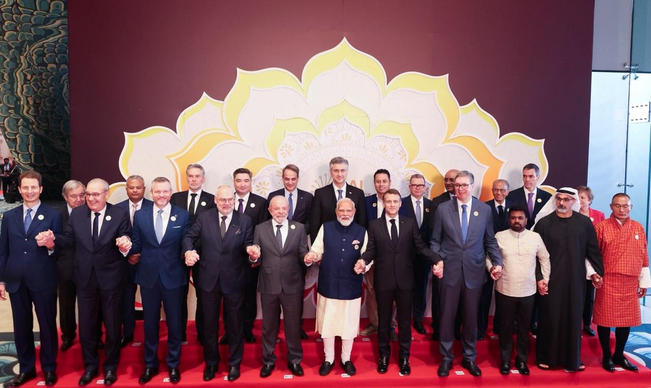 एआई समिट की ‘फैमिली फोटो’: नरेंद्र मोदी के साथ दिखे वैश्विक नेता, क्या कहती है तस्वीर?