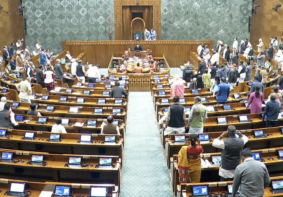Budget Session 2026: लोकसभा से 8 सांसद सस्पेंड, कार्यवाही में बाधा डालने और चेयर पर कागज फेंकने का आरोप