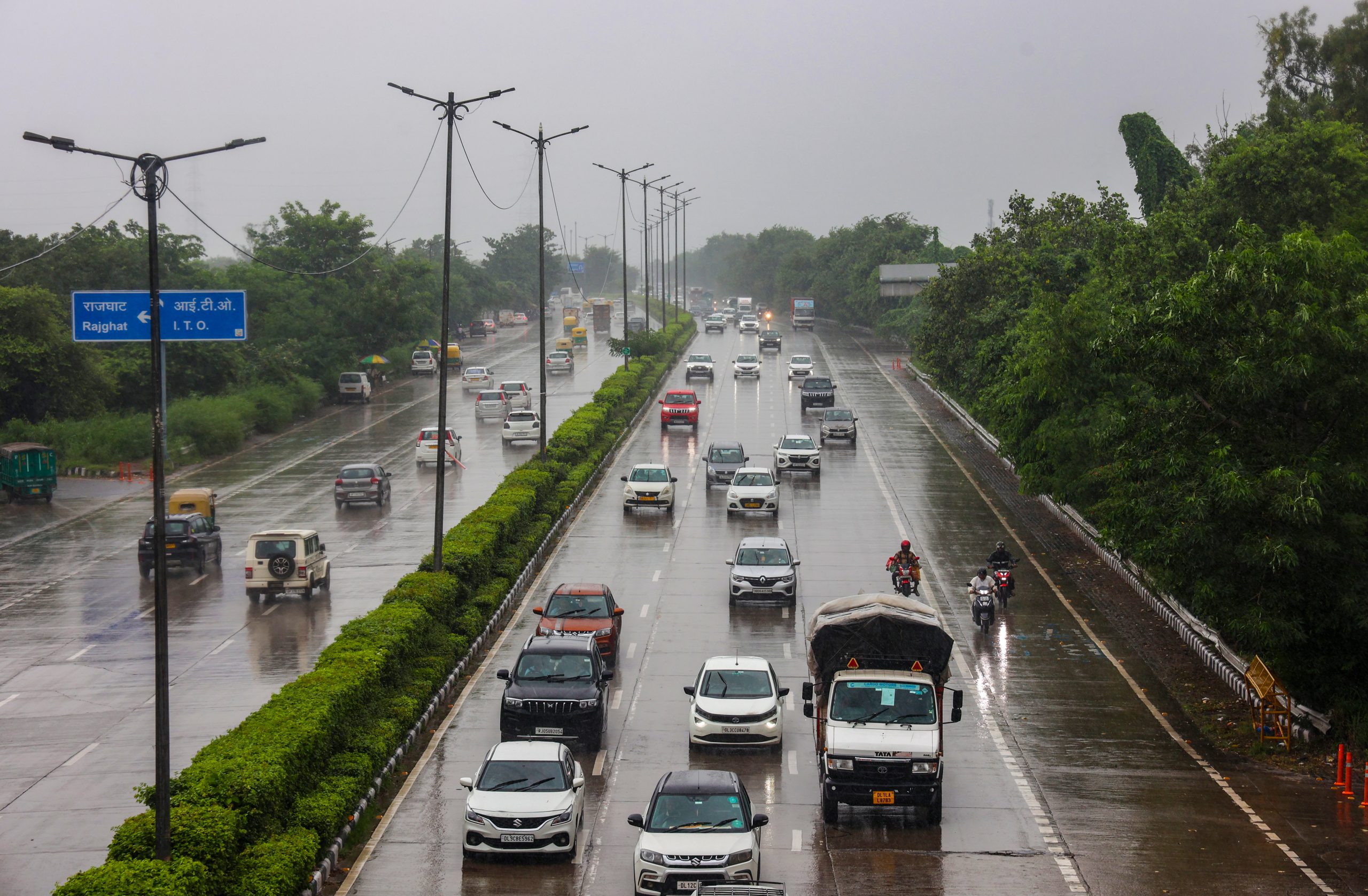 दिल्ली-एनसीआर में बारिश से मौसम हुआ सुहाना