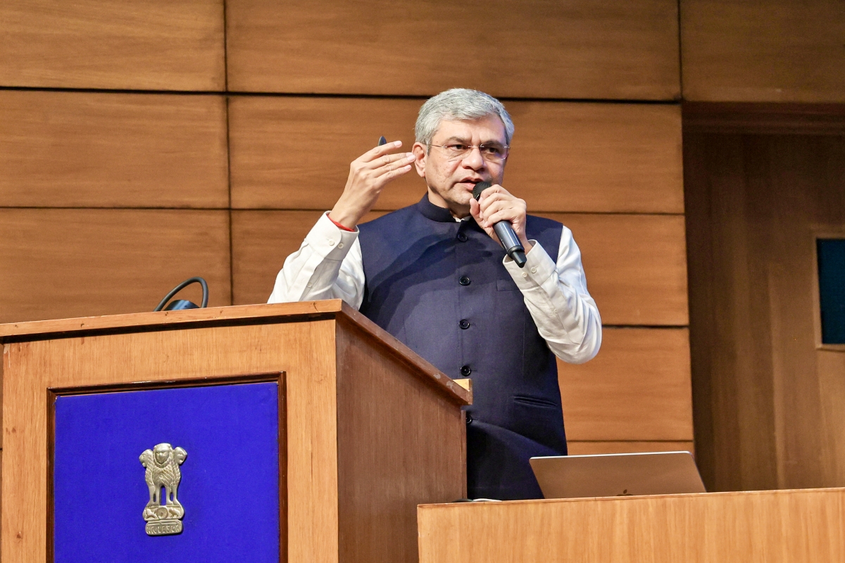 कंटेंट क्रिएटर्स के साथ निष्पक्ष रेवेन्यू शेयर करें सोशल मीडिया प्लेटफॉर्म: अश्विनी वैष्णव