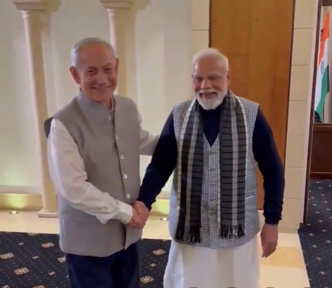 डिनर होस्टिंग के दौरान पीएम नेतन्याहू का इंडियन लुक, प्रधानमंत्री मोदी को चौंकाया