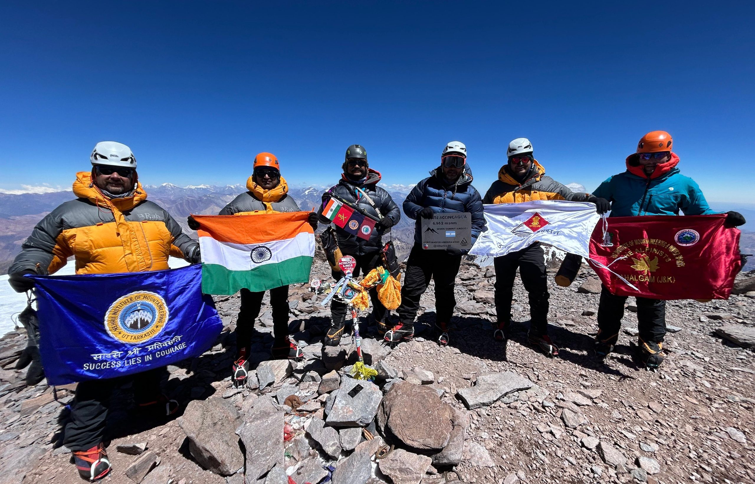 एनआईएम और जिम एंड डब्ल्यूएस के संयुक्त दल ने माउंट एकांकागुआ पर सफलतापूर्वक चढ़ाई पूरी की