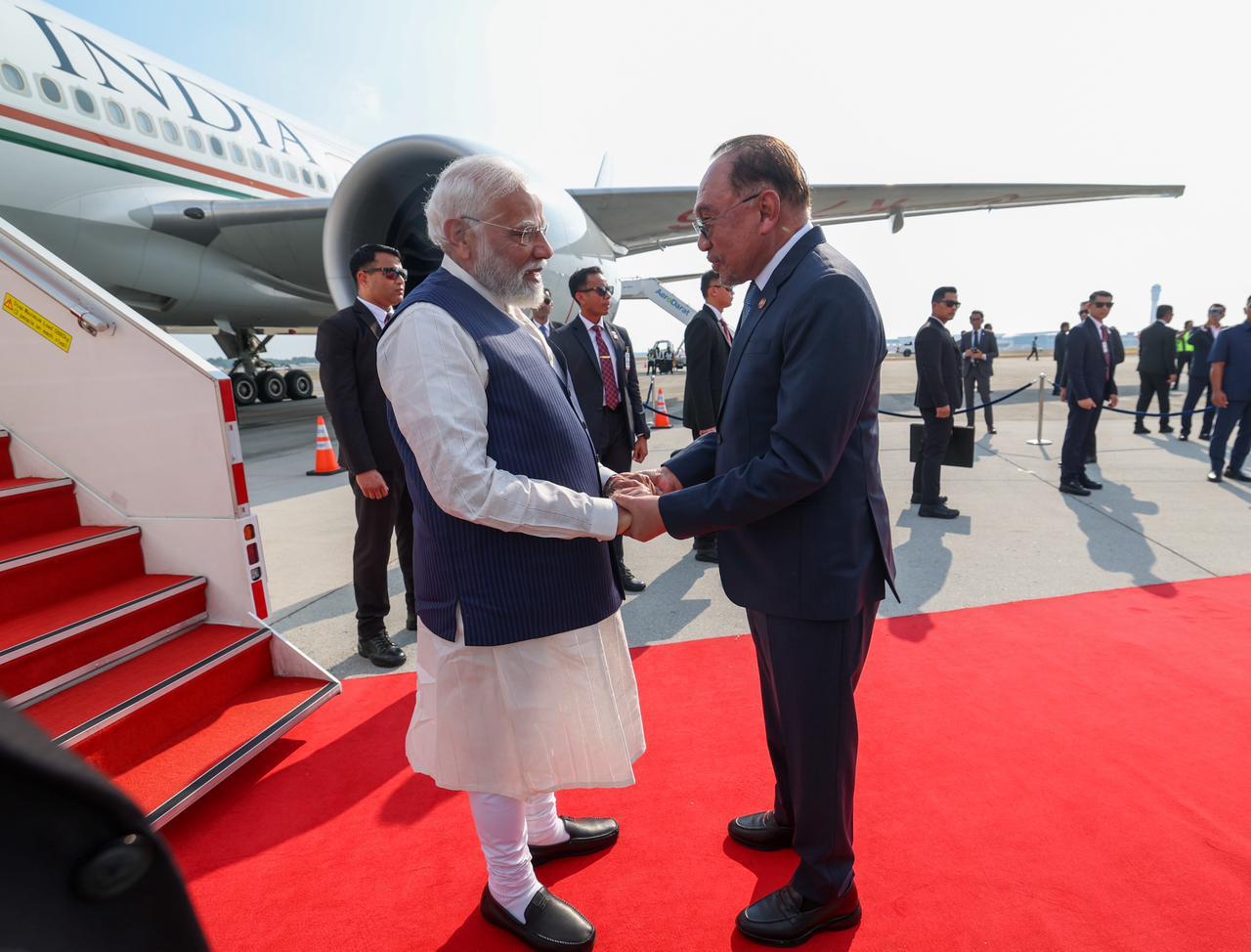 पीएम मोदी दो दिवसीय यात्रा पर मलेशिया की राजधानी कुआलालंपुर पहुंचे,  प्रधानमंत्री अनवर इब्राहिम गर्मजोशी से किया स्वागत