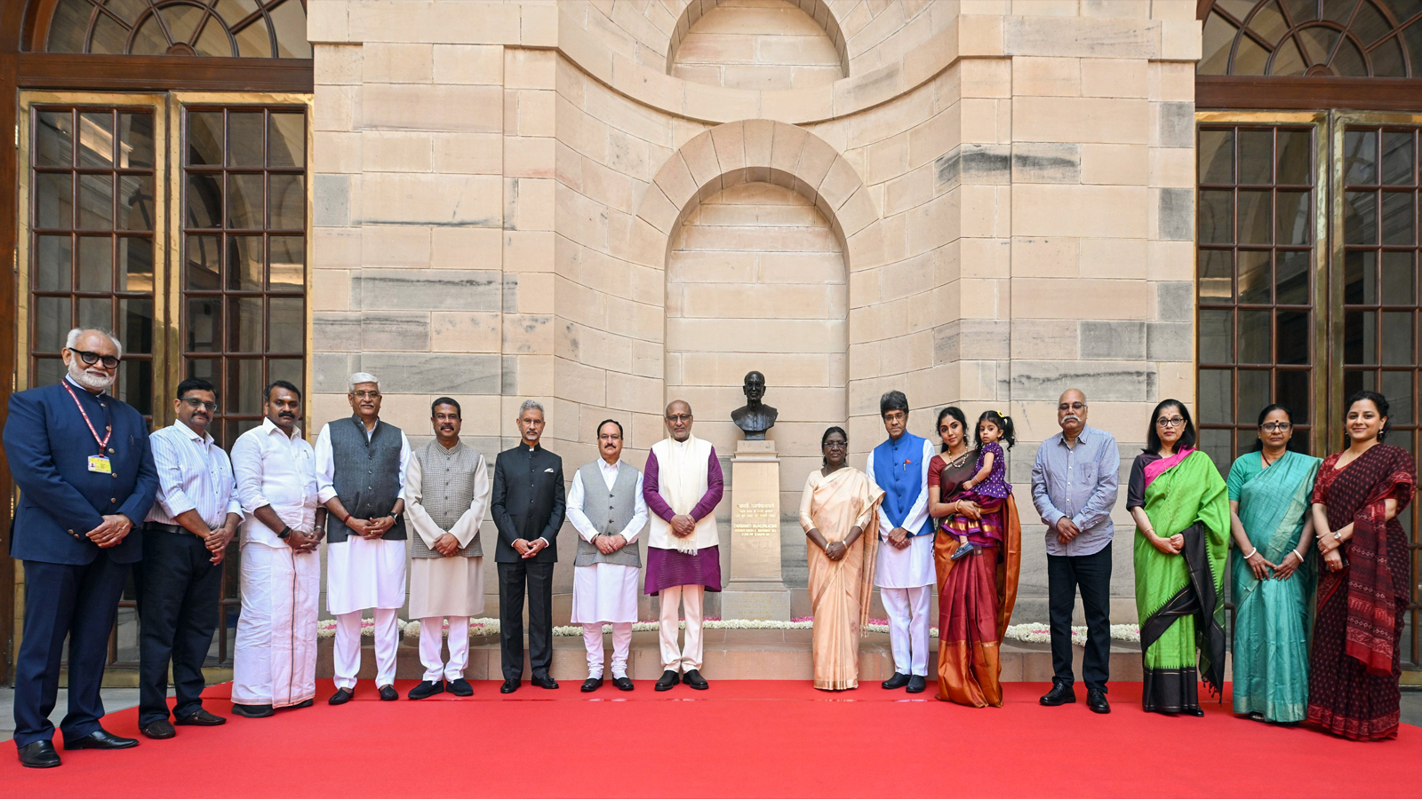 President Murmu unveils bust of Chakravarti Rajagopalachari at Rashtrapati Bhavan