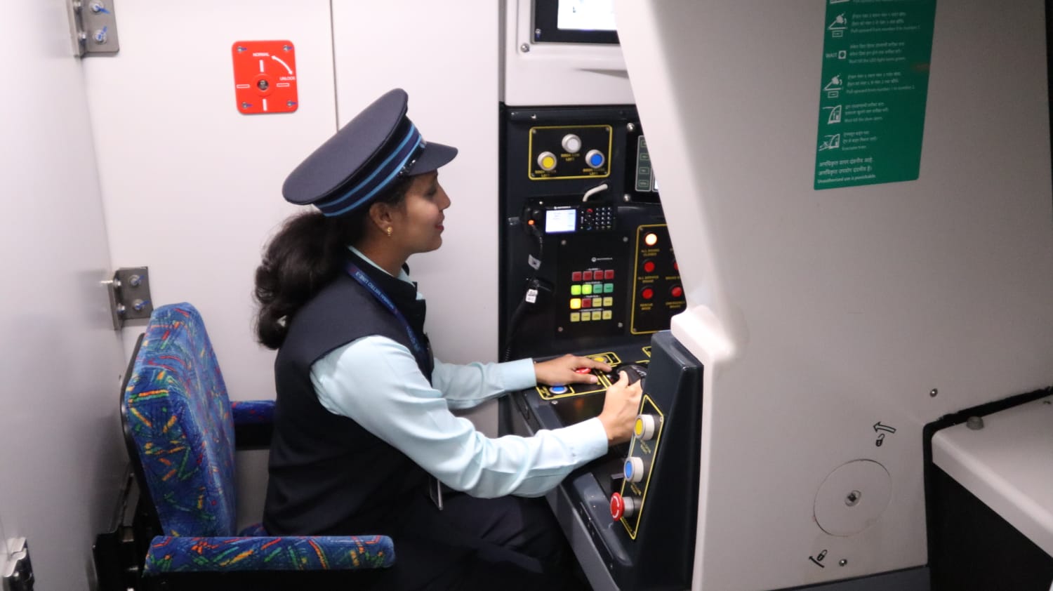 अंतरराष्ट्रीय महिला दिवस पर महिला कर्मियों ने एक्वा लाइन के रूट पर दौड़ाई मेट्रो