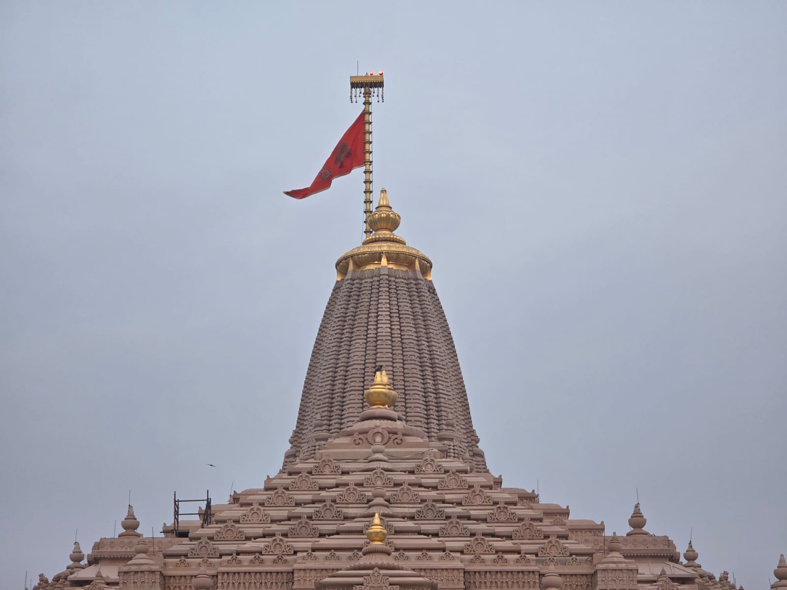 हिंदू नववर्ष पर राम मंदिर के शिखर पर नया ध्वज फहराया गया