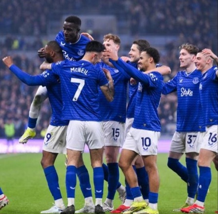 Brighton stun Liverpool; Everton thrash Chelsea 3-0