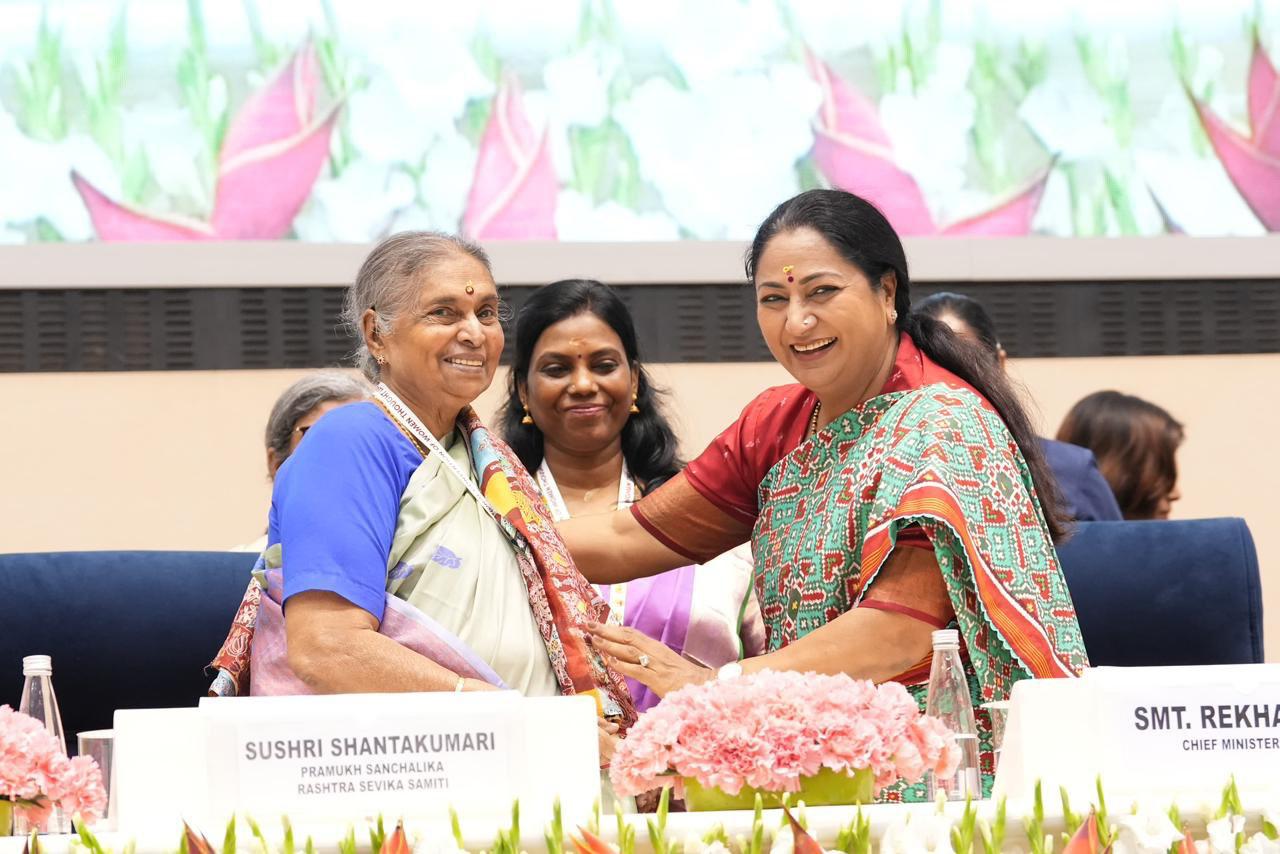 दिल्ली की सीएम रेखा गुप्ता ने बताए अपने जीवन के संघर्ष, महिलाओं को सशक्त बनने का दिया संदेश