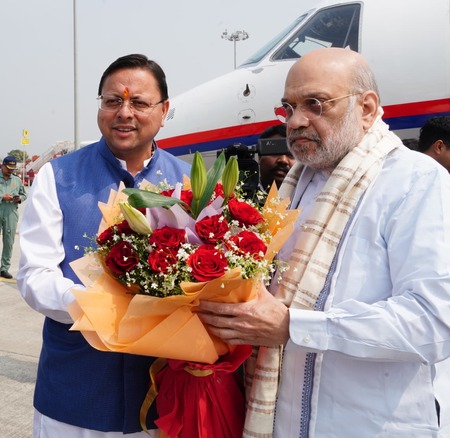 उत्तराखंड दौरे पर केंद्रीय गृह मंत्री अमित शाह, जौलीग्रांट एयरपोर्ट पर सीएम धामी ने किया स्वागत