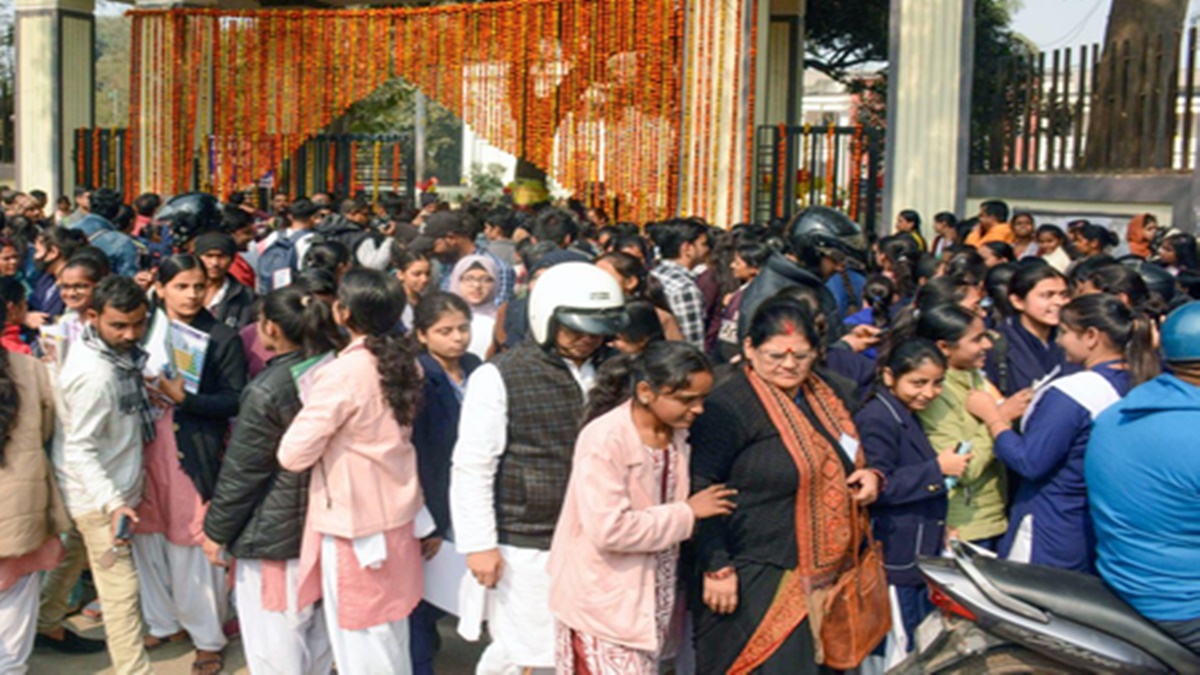 बिहार मैट्रिक रिजल्ट: छात्राओं की शानदार सफलता, टॉप रैंक में लड़कों पर लड़कियां भारी