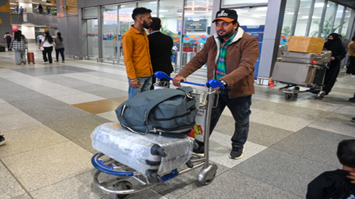 डीजीसीए का निर्देश: एयरलाइंस पश्चिम एशिया के 9 देशों के ऊपर से उड़ान भरने से बचें