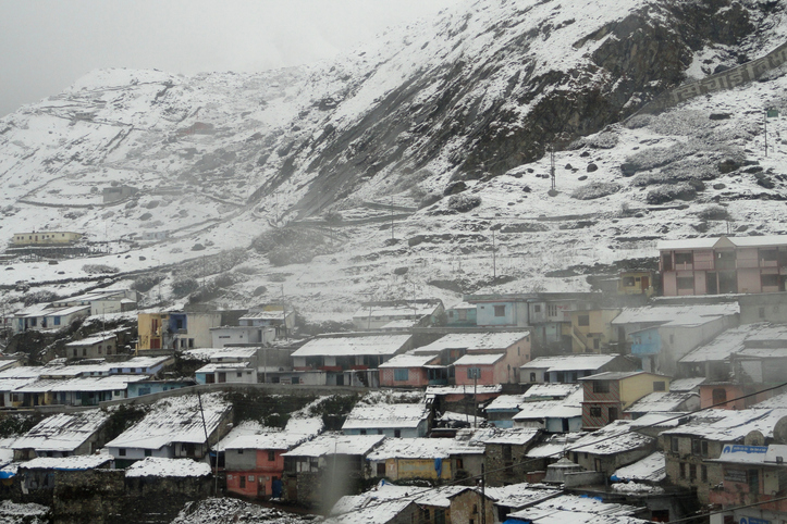 Uttarakhand: Heavy Snowfall in Chamoli, Shri Badrinath Dham Wrapped in thick blanket of snow