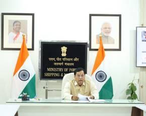सर्बानंद सोनोवाल ने LPG वाहक जहाज ‘शिवालिक’ और ‘नंदा देवी’ के साहसी चालक दल से बातचीत की