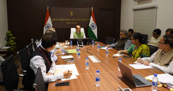 Shivraj Singh Chouhan Reviews Agri Readiness for Kharif, Orders Faster Farmer ID Rollout