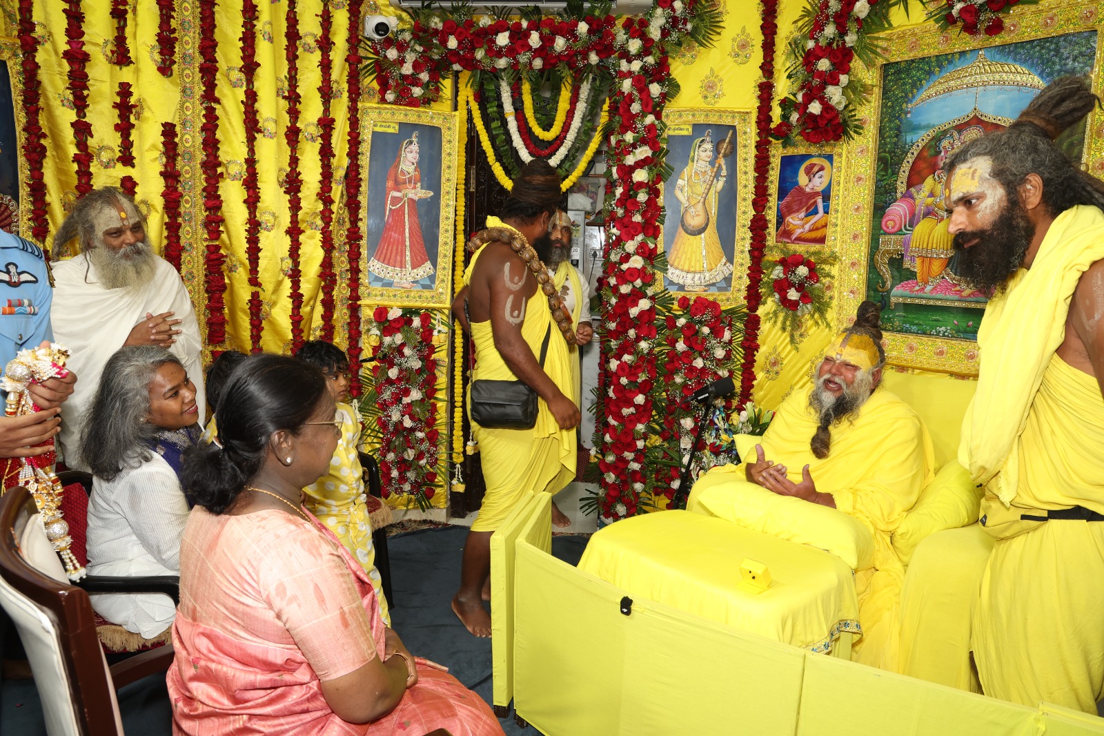 President Murmu meets Premanand Maharaj in Vrindavan
