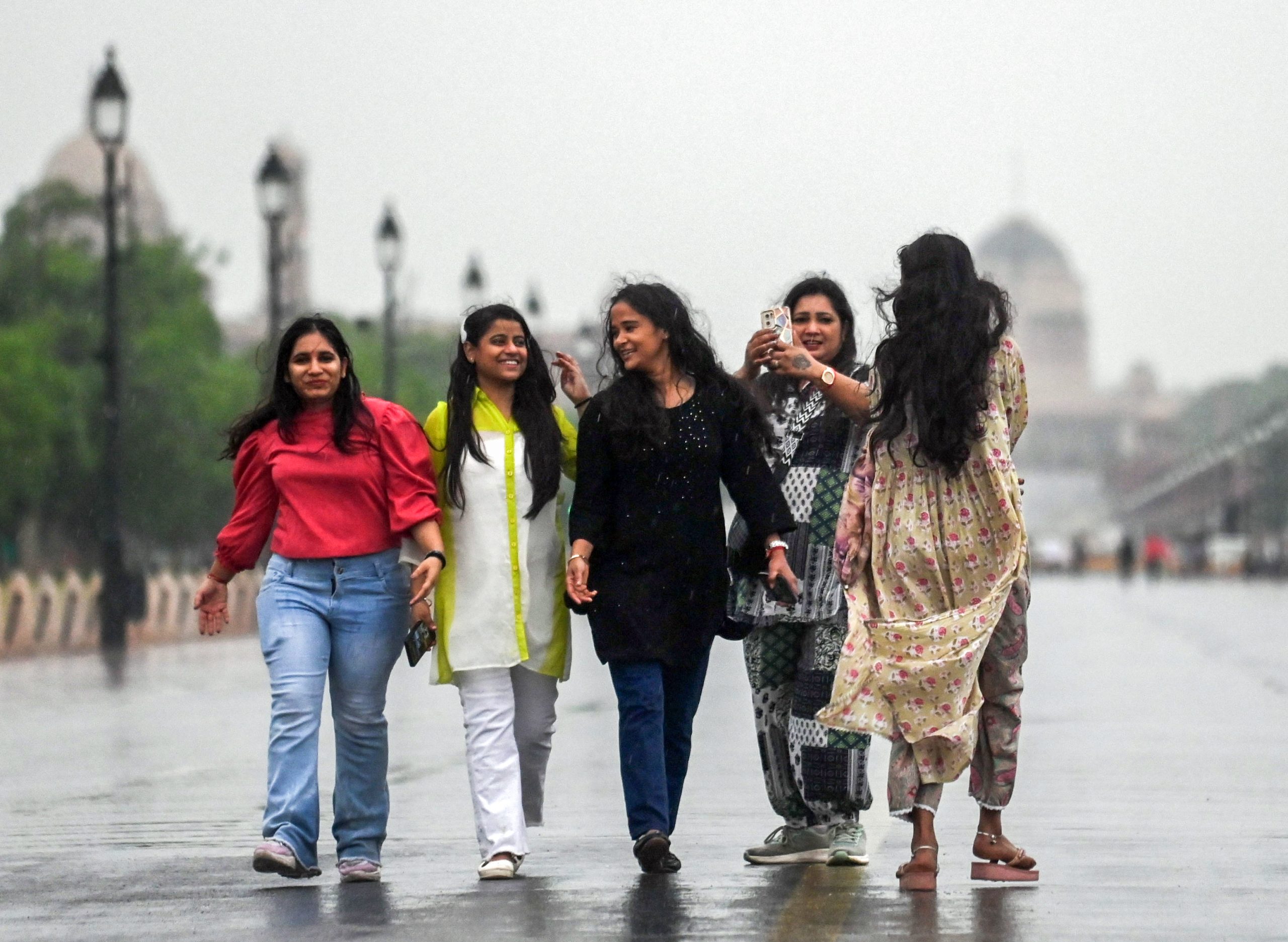 Light Rain Brings Relief from Heat in Delhi, IMD Forecasts Thunderstorms