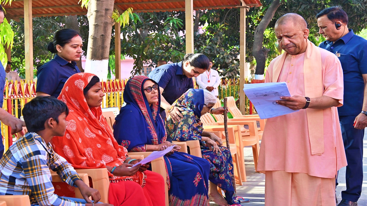‘किसी का इलाज नहीं रुकेगा’, जनता दर्शन में बोले योगी आदित्यनाथ