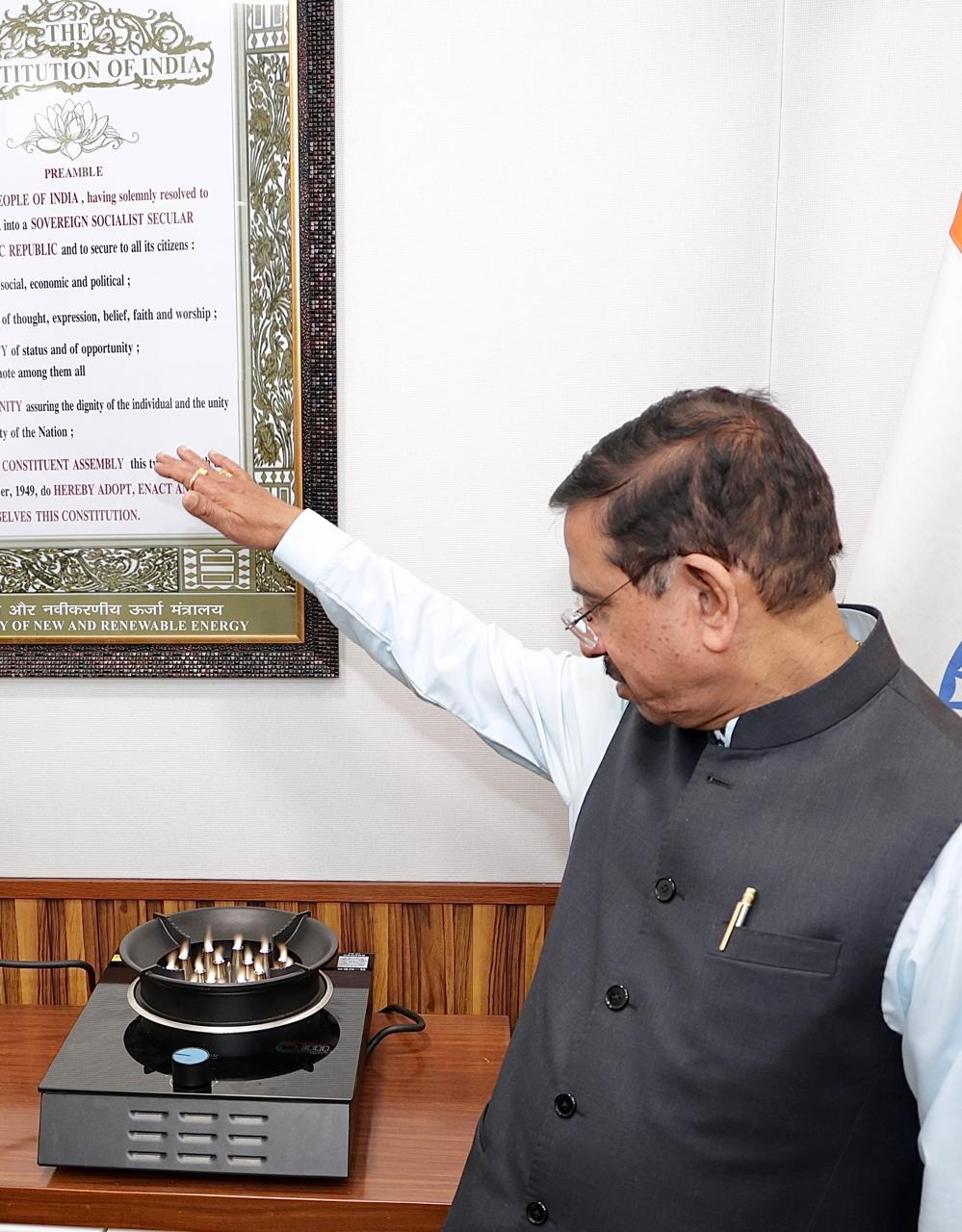 सोलर से चलने वाला इलेक्ट्रिक चूल्हा घटा सकता है LPG पर निर्भरता: जोशी