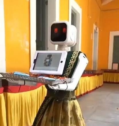 तमिलनाडु चुनाव: वेल्लोर में मतदान केंद्रों पर रोबोट ने किया मतदाताओं का स्वागत, वोटर्स में दिखा उत्साह