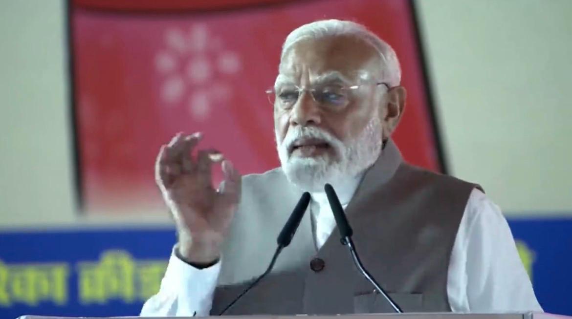 परिवारवादी और तुष्टिकरण में डूबे दल नारी शक्ति से डरे हुए : वाराणसी में पीएम मोदी