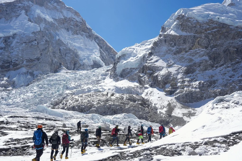Sherpas cross icefall, open route to Camp I on Everest – hiking officials